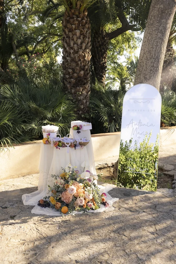 Decorative table with flowers and wedding welcome sign – Wedding photographer in Mallorca – Inma del Valle -
