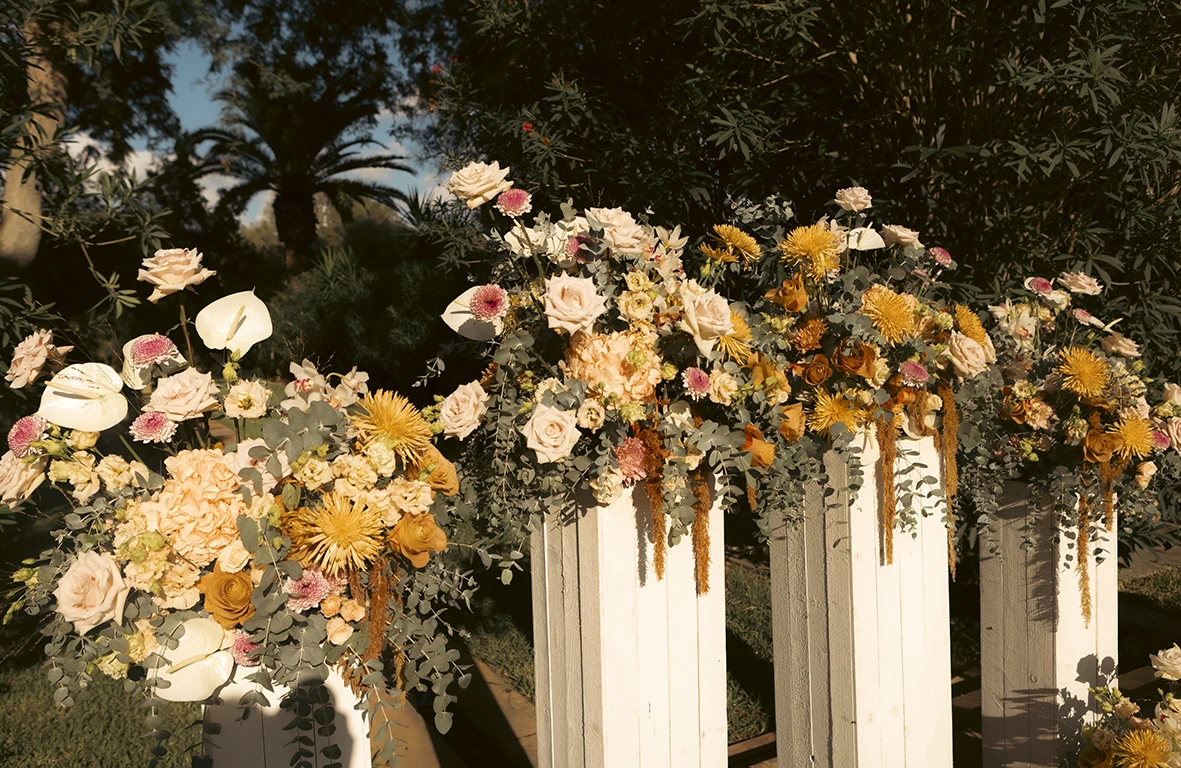 Floral arrangements on white columns at Finca Santa Cirga – Wedding photographer in Mallorca – Inma del Valle -