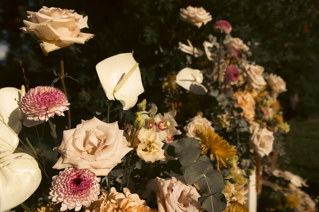 Nighttime floral arrangement at Finca Santa Cirga – Wedding photographer in Mallorca – Inma del Valle -