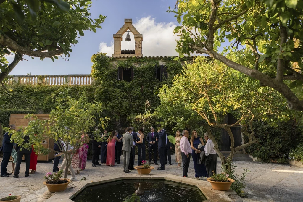 Guests gathered at the entrance of Finca Santa Cirga before the wedding – Wedding photographer in Mallorca – Inma del Valle -
