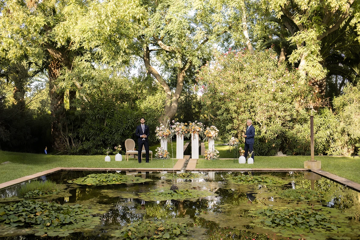 Wedding altar view by the pond at Finca Santa Cirga – Wedding photographer in Mallorca – Inma del Valle -