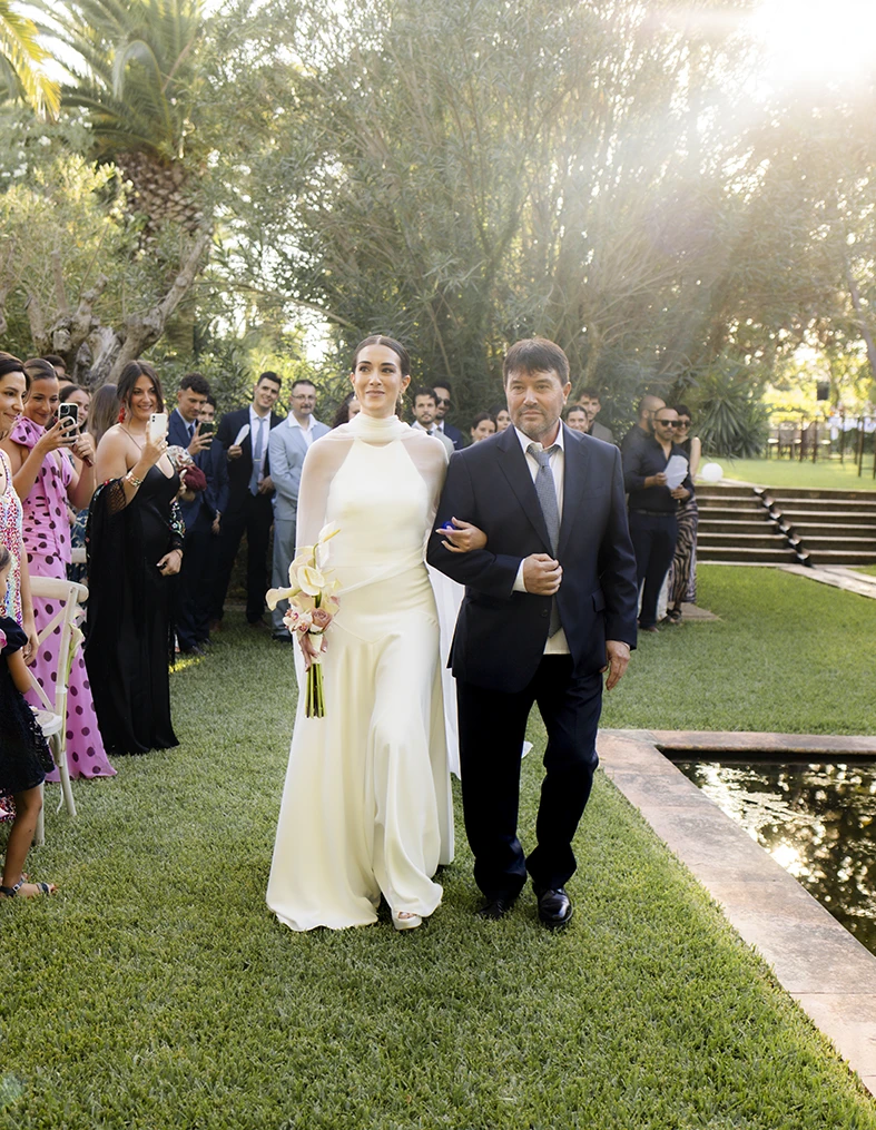 Bride walking down the aisle with her father – Wedding photographer in Mallorca – Inma del Valle -