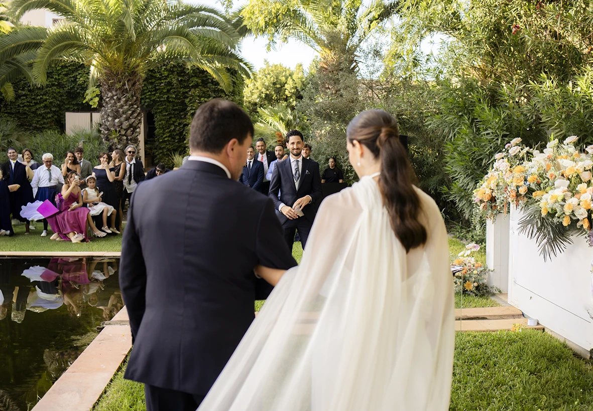 Bride and groom walking into the ceremony at Finca Santa Cirga – Wedding photographer in Mallorca – Inma del Valle -
