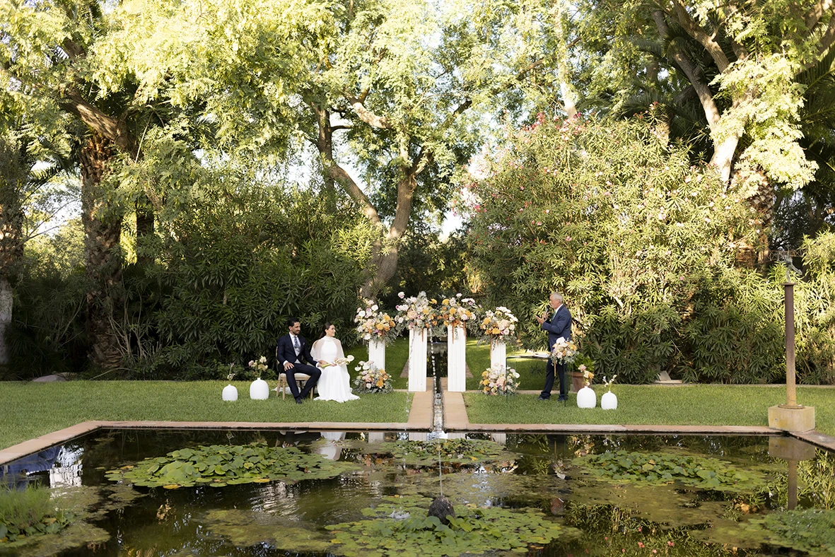 Wedding ceremony by the pond at Finca Santa Cirga – Wedding photographer in Mallorca – Inma del Valle -