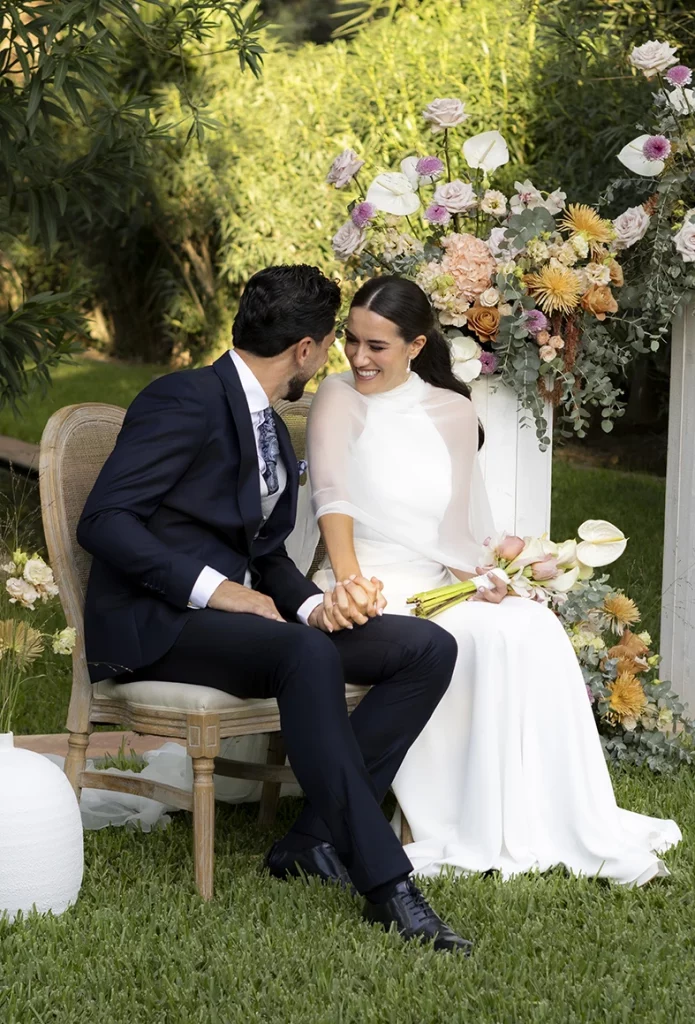 Loving look between bride and groom during the ceremony at Finca Santa Cirga – Wedding photographer in Mallorca – Inma del Valle -