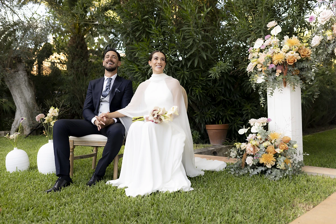 Bride and groom looking up during the ceremony at Finca Santa Cirga – Wedding photographer in Mallorca – Inma del Valle -