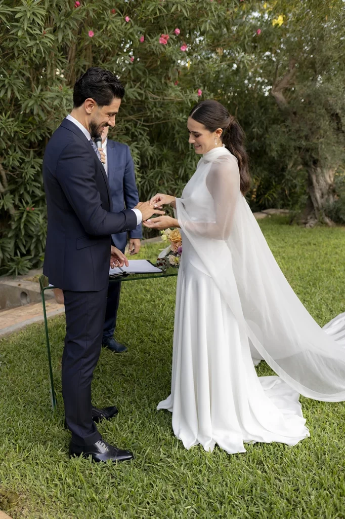 Exchange of rings at Finca Santa Cirga – Wedding photographer in Mallorca – Inma del Valle -