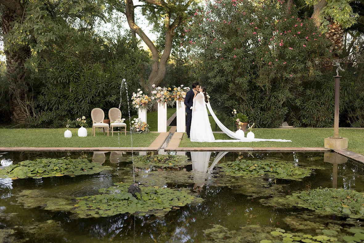 Bride and groom crossing the bridge toward the altar at Finca Santa Cirga – Wedding photographer in Mallorca – Inma del Valle -