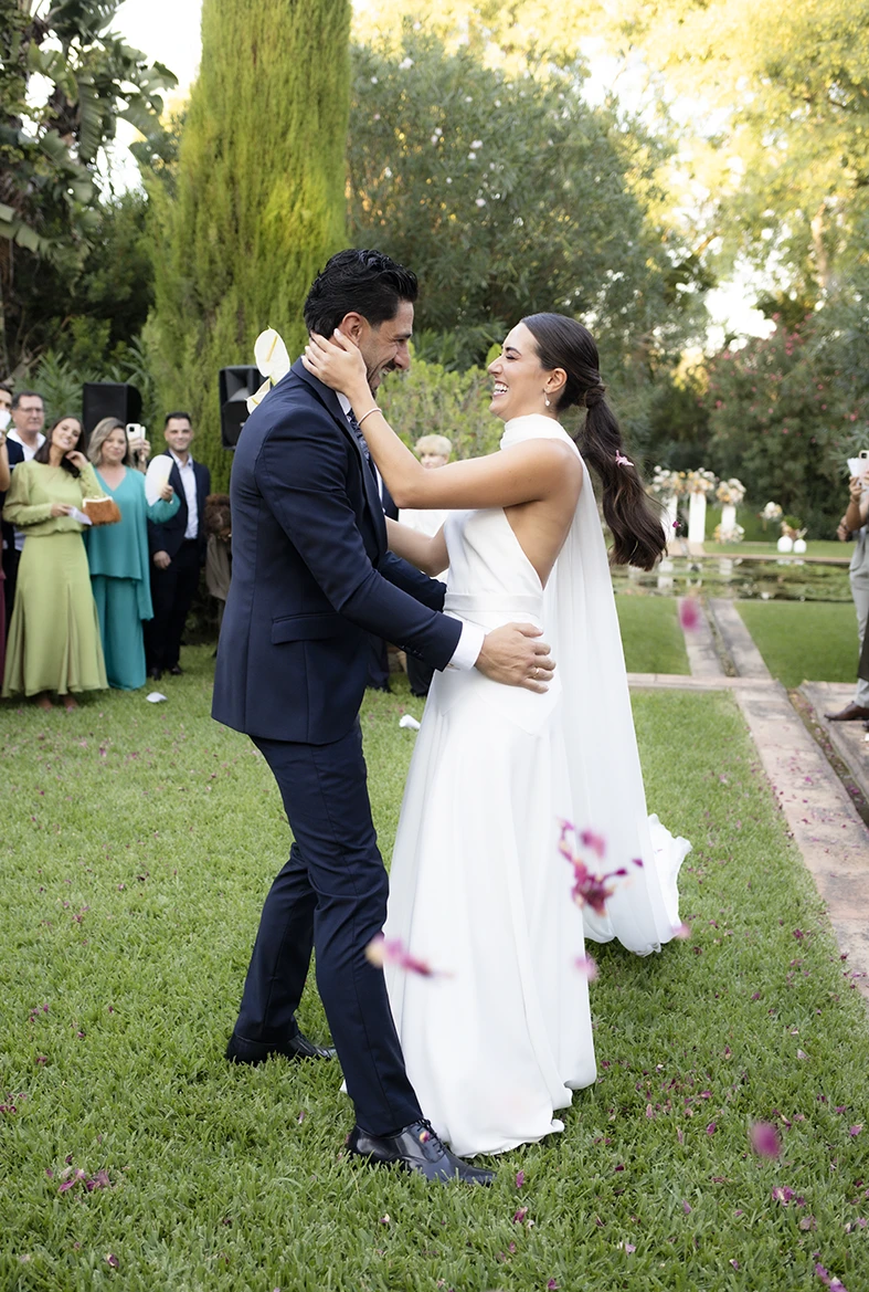 Bride and groom starting their first dance in the garden at Finca Santa Cirga – Wedding photographer in Mallorca – Inma del Valle -