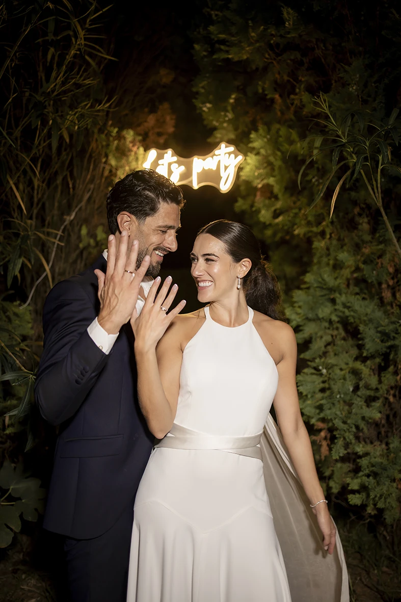 Bride and groom showing their wedding rings after the ceremony at Finca Santa Cirga – Wedding photographer in Mallorca – Inma del Valle
