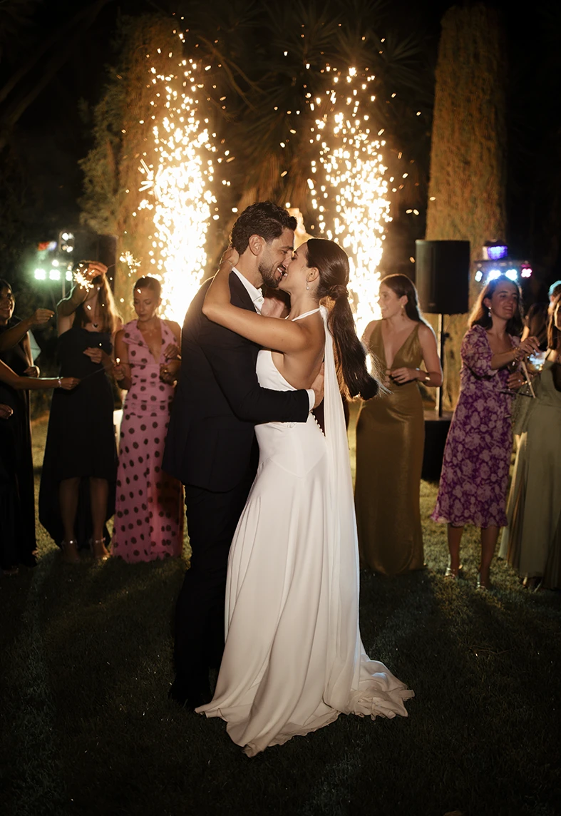 Bride and groom embracing during their first dance with cold fireworks – Wedding photographer in Mallorca – Inma del Valle