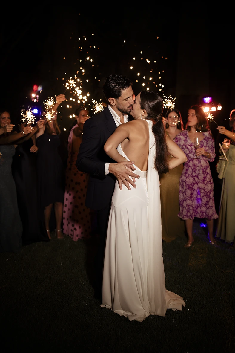 Bride and groom kissing surrounded by sparklers at Finca Santa Cirga – Wedding photographer in Mallorca – Inma del Valle
