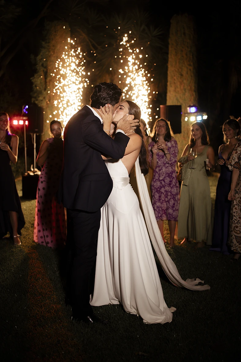 Bride and groom’s first dance with cold fireworks at Finca Santa Cirga – Wedding photographer in Mallorca – Inma del Valle
