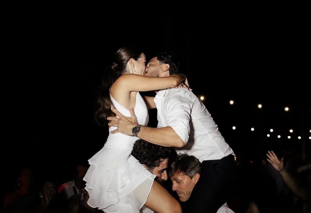 Bride and groom kissing during the party at Finca Santa Cirga – Wedding photographer in Mallorca – Inma del Valle