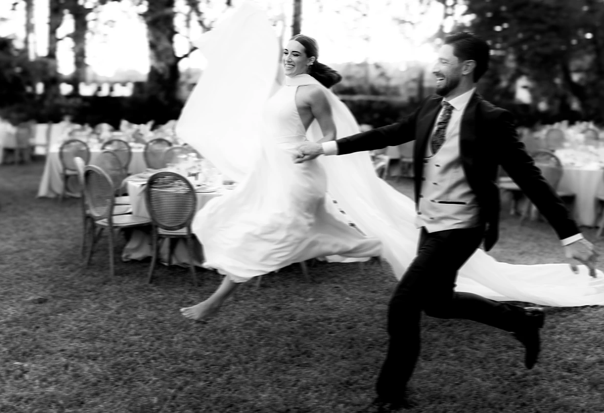 Bride and groom running joyfully at Finca Santa Cirga – Wedding photographer in Mallorca – Inma del Valle