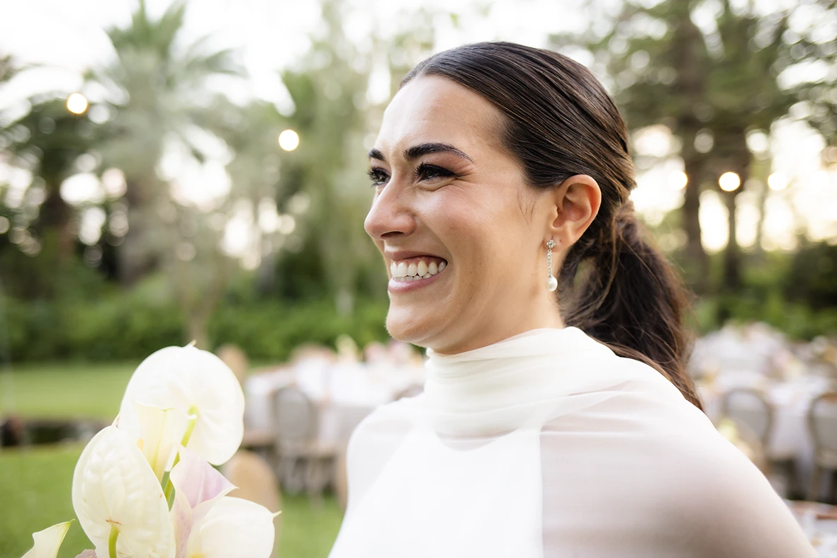 Candid portrait of the bride smiling with her bouquet – Wedding photographer in Mallorca – Inma del Valle –