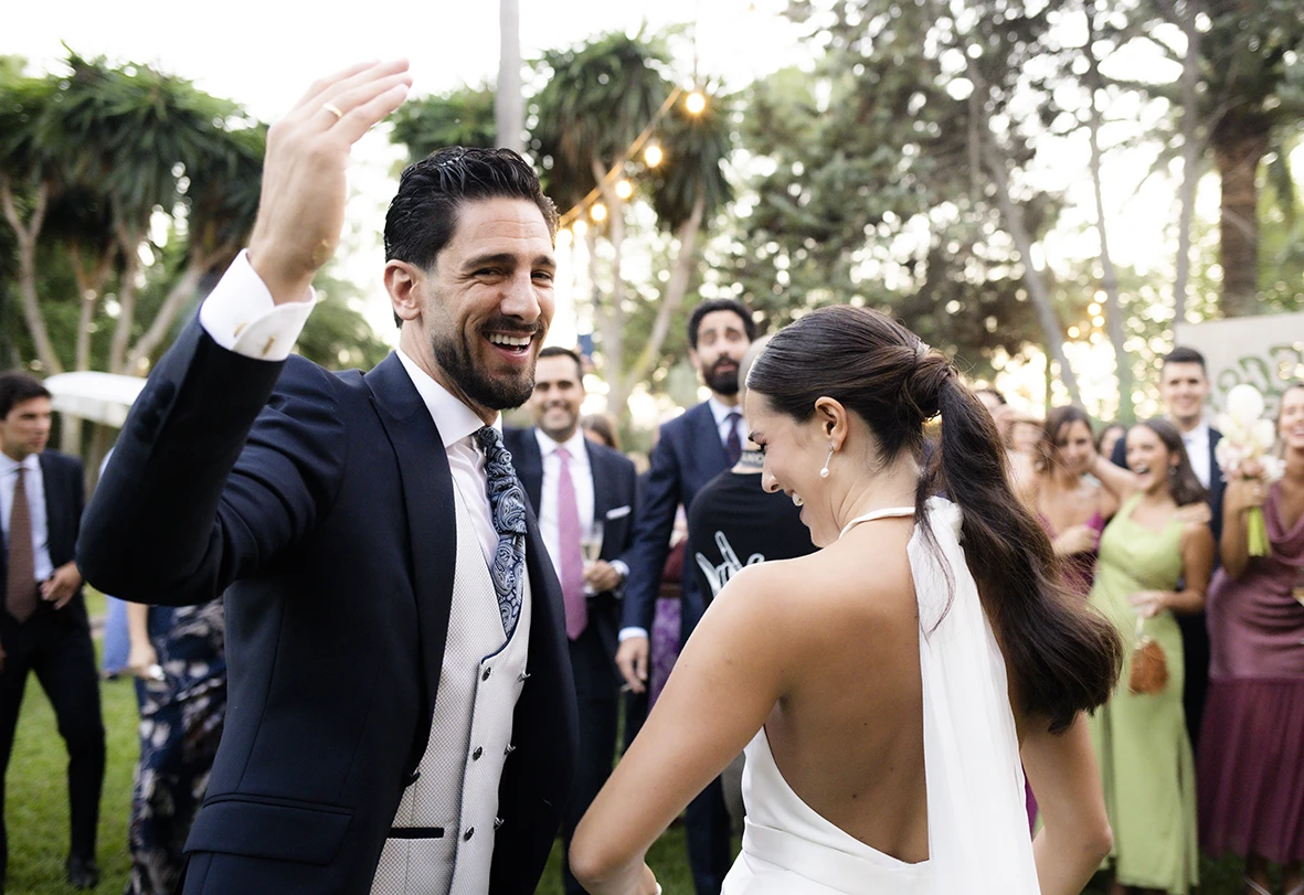 The bride and groom celebrate their entrance with cheers and laughter – Wedding photographer in Mallorca – Inma del Valle –