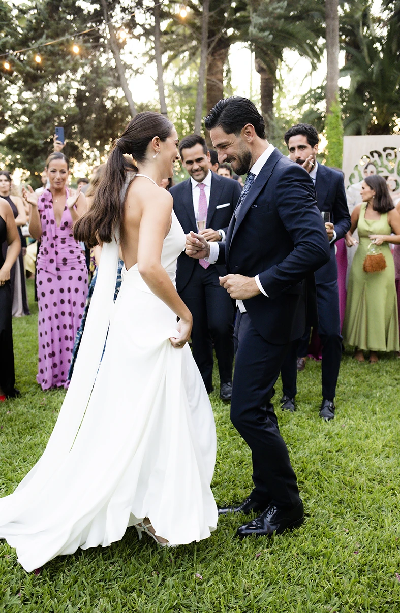 The bride and groom enjoy their first dance surrounded by cheers – Wedding photographer in Mallorca – Inma del Valle –