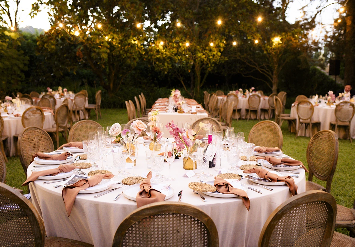 Outdoor wedding table setup with warm hanging lights – Wedding photographer in Mallorca – Inma del Valle –