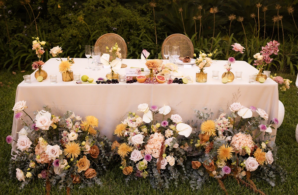 Bride and groom’s table decorated with fresh flowers and elegant tableware – Wedding photographer in Mallorca – Inma del Valle –
