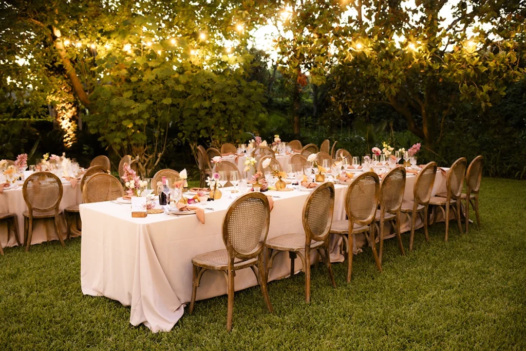 Long wedding table decorated with flowers and warm lights in Mallorca – Wedding photographer in Mallorca – Inma del Valle –