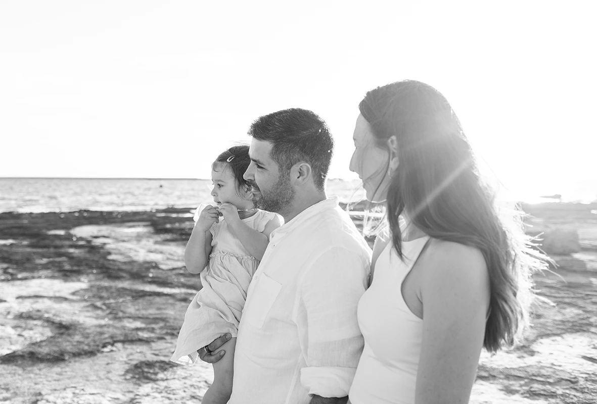 Familia mirando el horizonte en una imagen en blanco y negro tomada por un fotógrafo en Mallorca