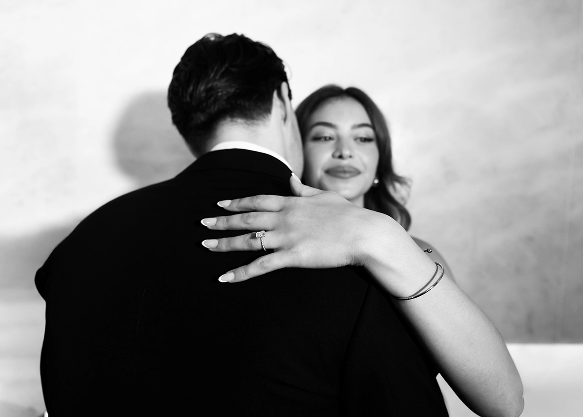 Daiana muestra su anillo de compromiso mientras abraza a Noah