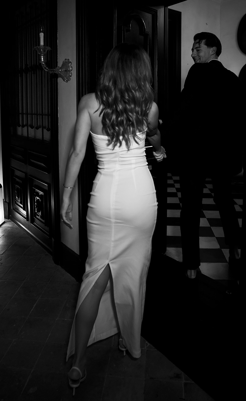 Daiana camina por los pasillos de Can Bordoy Grand House and Garden