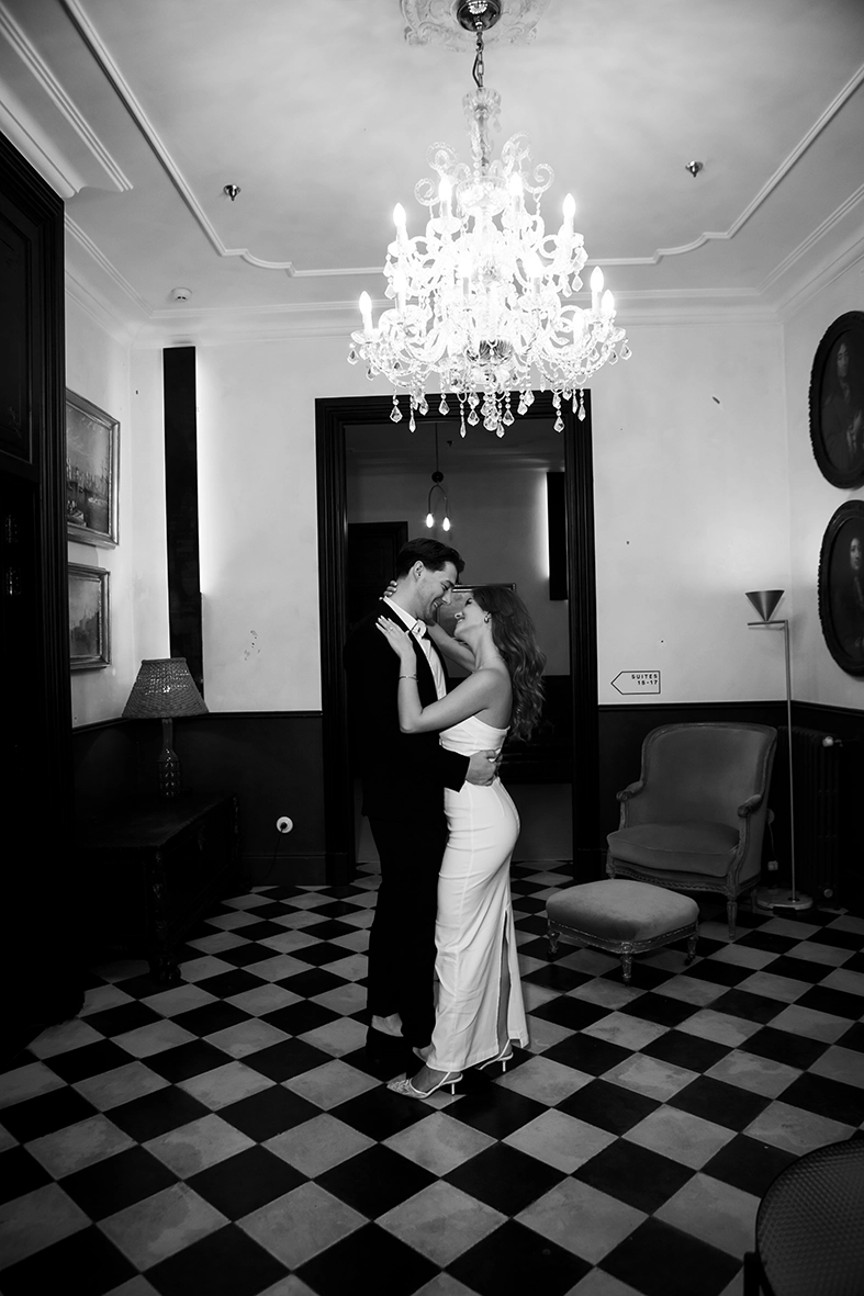 Daiana y Noah bailan bajo la lámpara de cristal en Can Bordoy