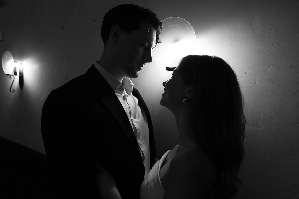 Daiana y Noah se miran a contraluz en Can Bordoy Grand House and Garden