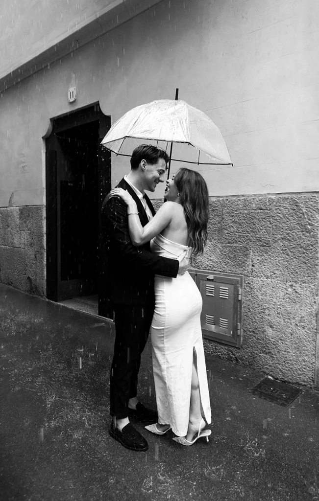 Daiana y Noah se abrazan bajo un paraguas en las calles de Palma