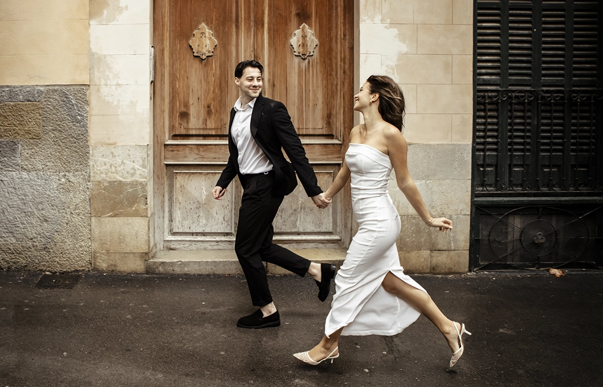 Daiana y Noah corren de la mano por las calles de Palma