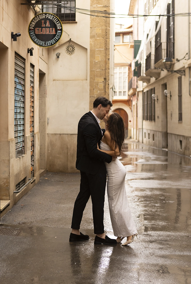 Daiana y Noah se besan en una calle mojada del casco antiguo de Palma