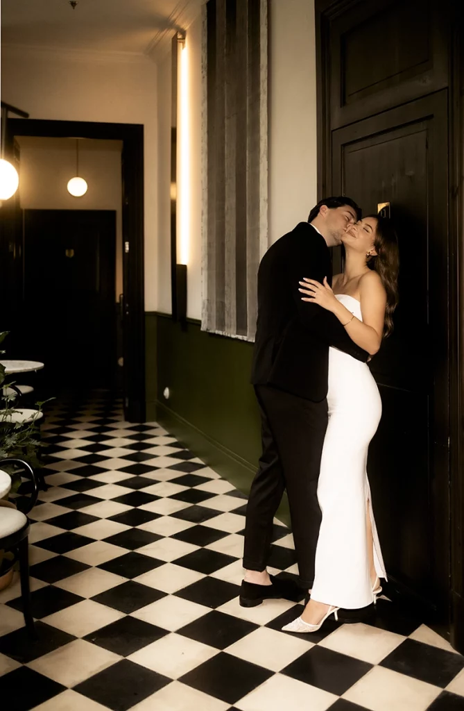 Daiana y Noah se besan en un pasillo de Can Bordoy Grand House and Garden