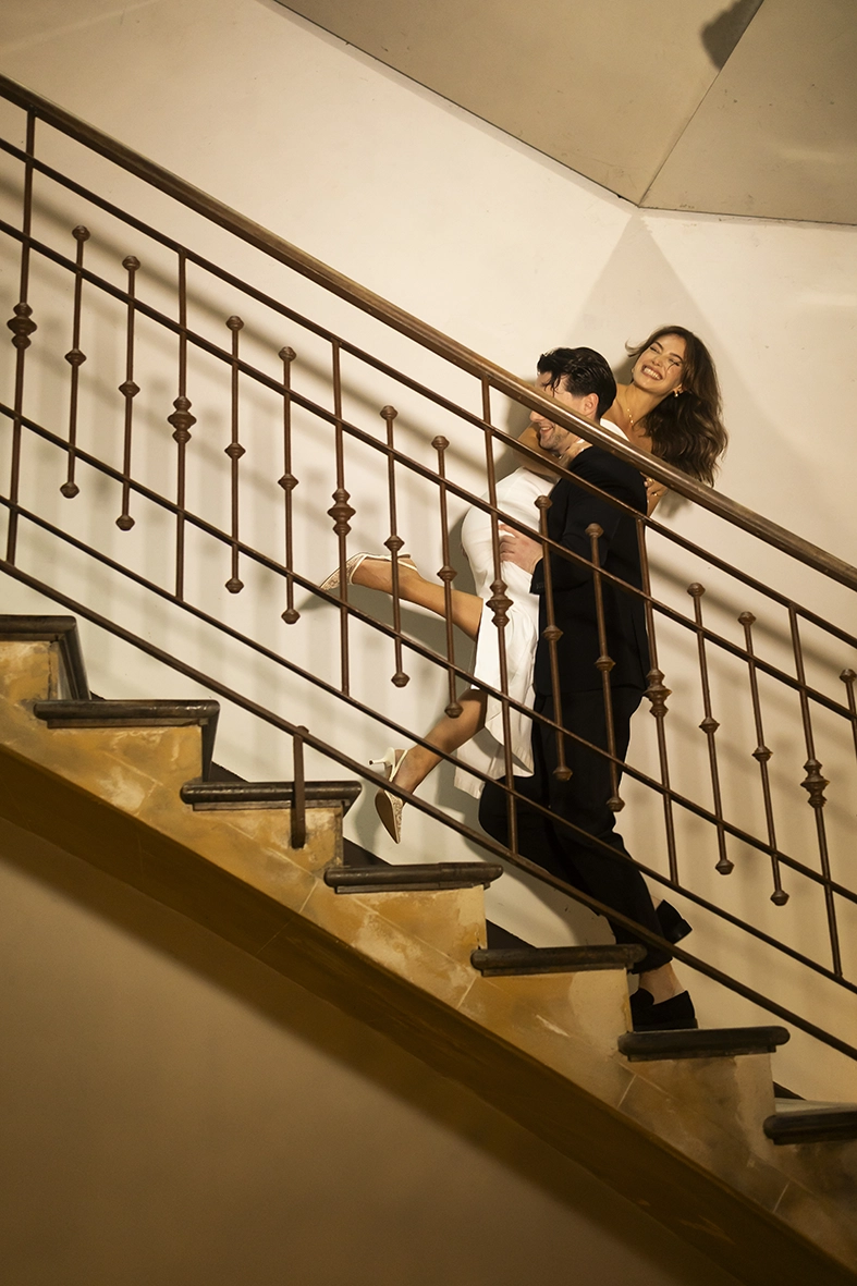 Daiana y Noah suben las escaleras entre risas en Can Bordoy