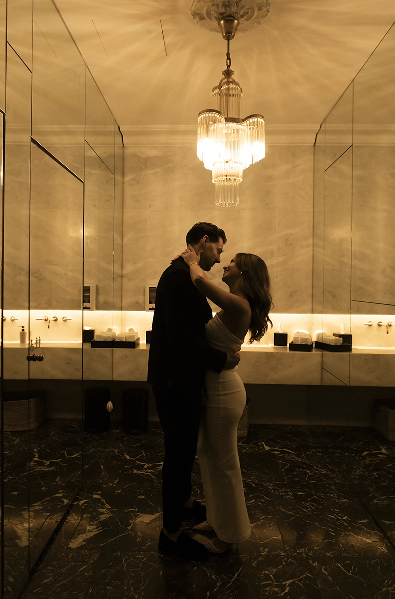 Daiana y Noah bailan juntos durante su fotografía de pareja en Mallorca