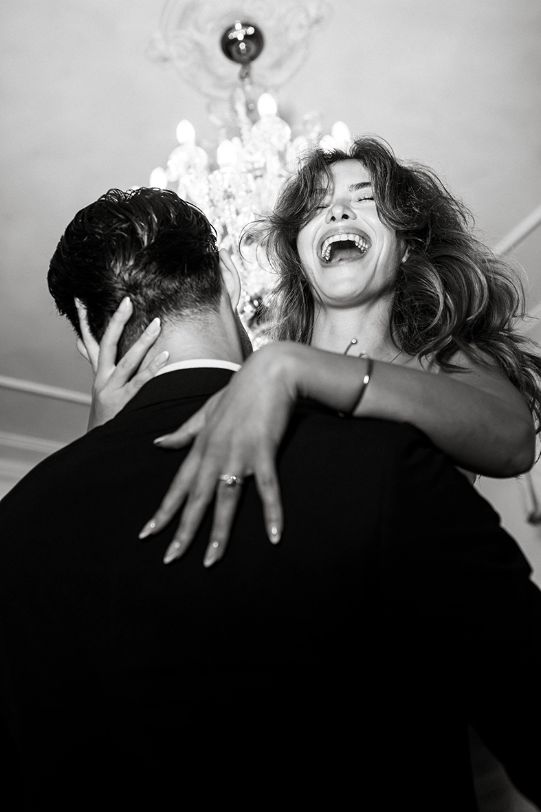Daiana ríe abrazada a Noah durante su fotografía de pareja en Mallorca
