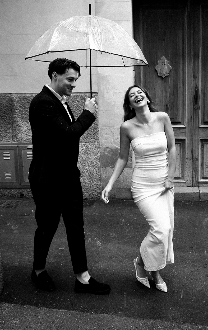 Daiana y Noah ríen bajo la lluvia durante su fotografía de pareja en Mallorca