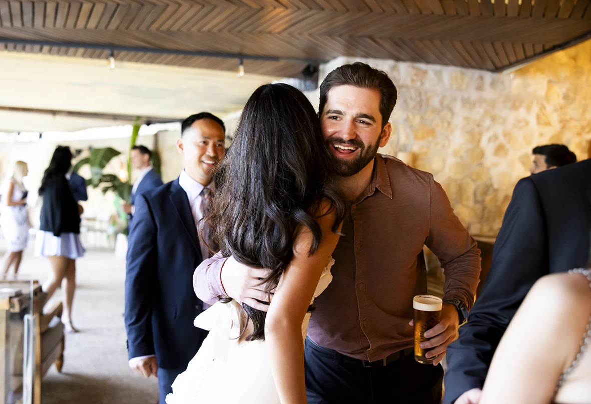 Invitado abrazando a la novia durante una boda de varios días en Mallorca.