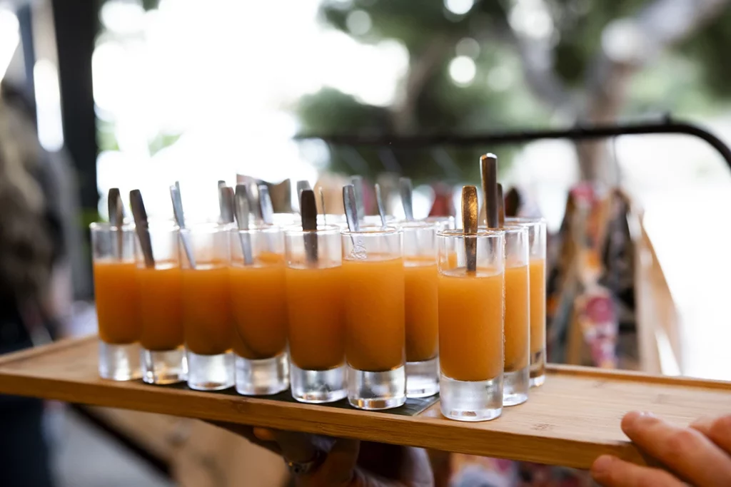 Vasos con zumo servidos durante una boda de varios días en Mallorca.