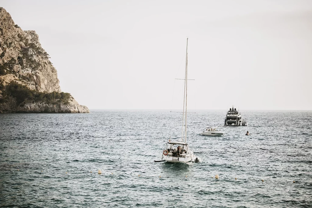 Veleros navegando frente a la costa durante una boda de varios días en Mallorca.