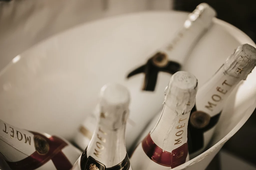 Botellas de champán listas para el brindis en una boda de varios días en Mallorca.