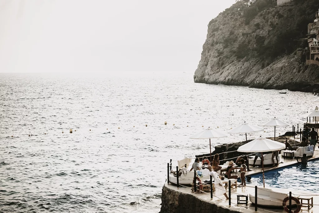 Celebración junto al mar durante una boda de varios días en Mallorca.