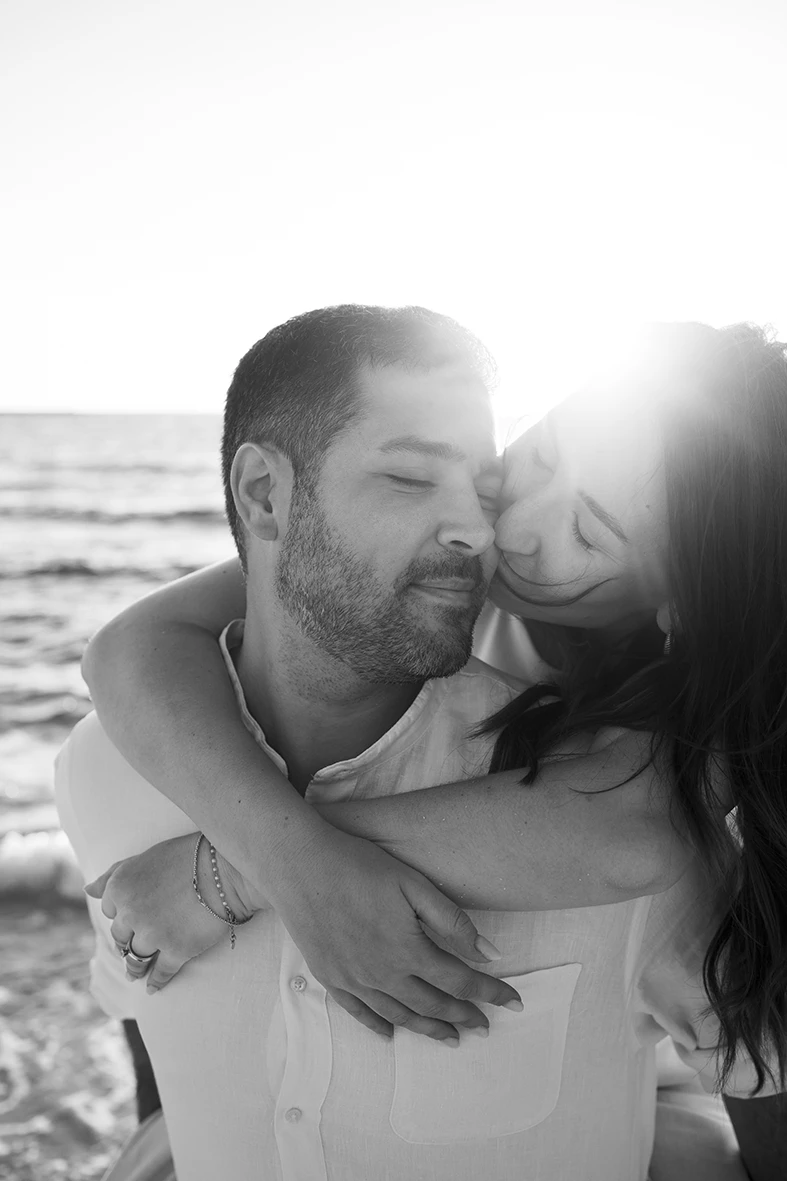 Couple hugging in black and white during a family photography session in Mallorca at sunset