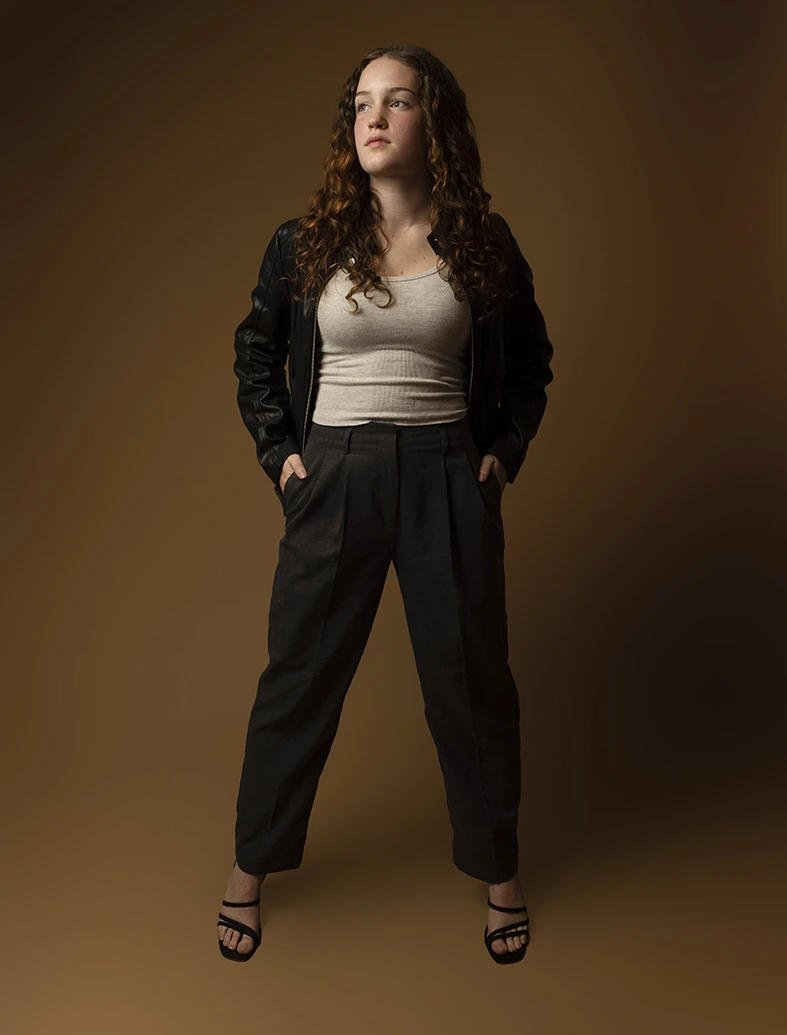 modelo en estudio con conjunto casual y pose segura