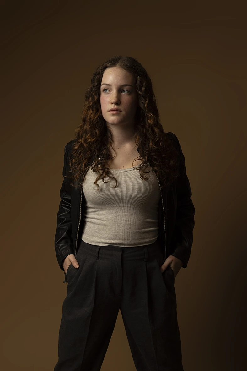modelo joven en estudio con expresión serena