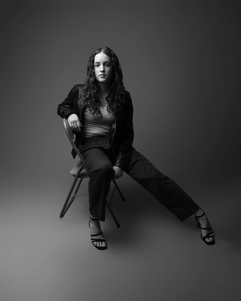 retrato en blanco y negro de una modelo sentada con pose segura