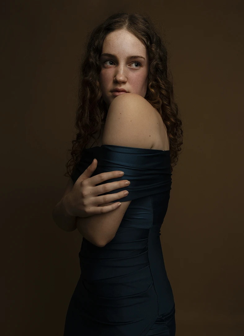 retrato en estudio de una joven con vestido azul