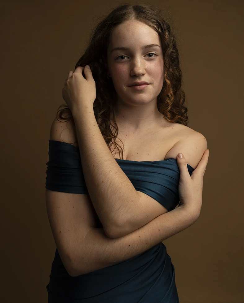 retrato en estudio de una modelo joven con expresión suave