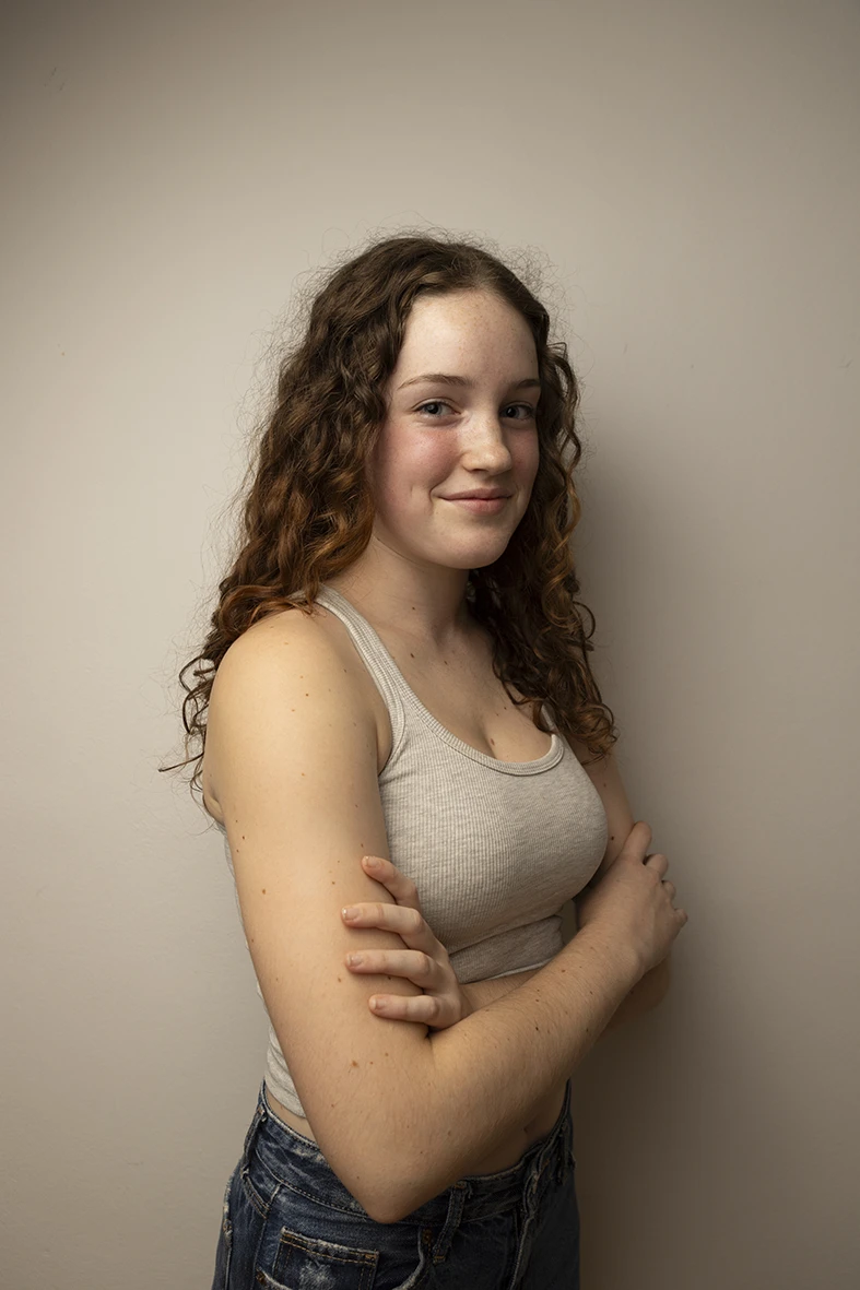 modelo joven sonriendo con luz suave de estudio